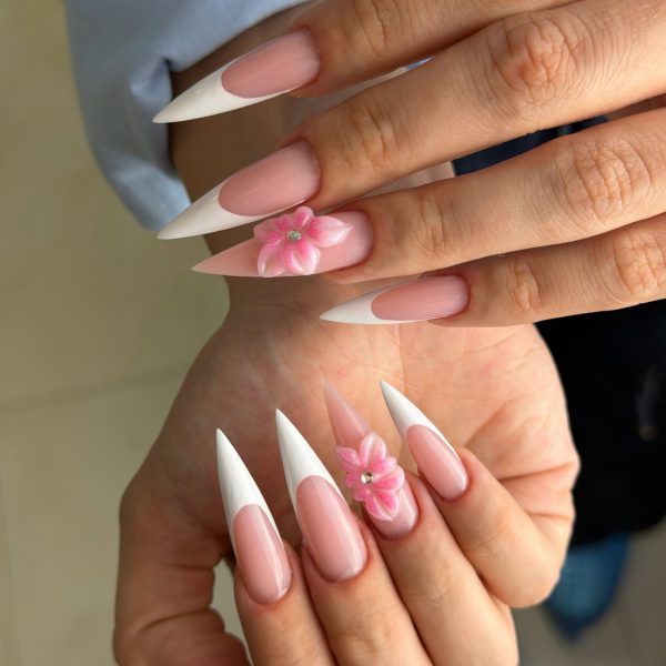 Lucrare de manichiură realizată în salon