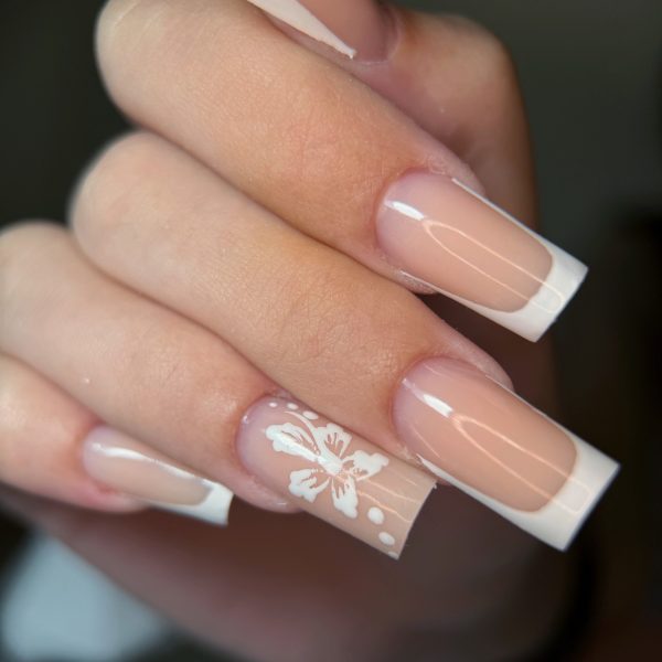 Lucrare de manichiură realizată în salon