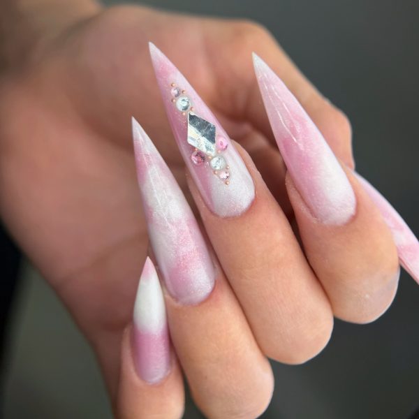 Lucrare de manichiură realizată în salon