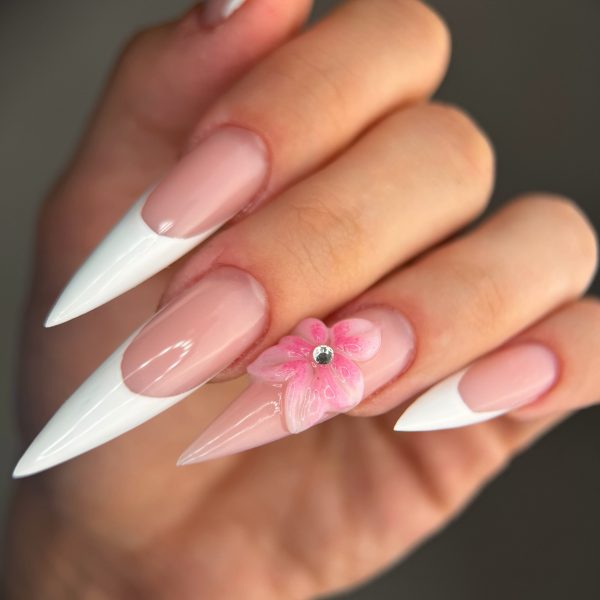 Lucrare de manichiură realizată în salon