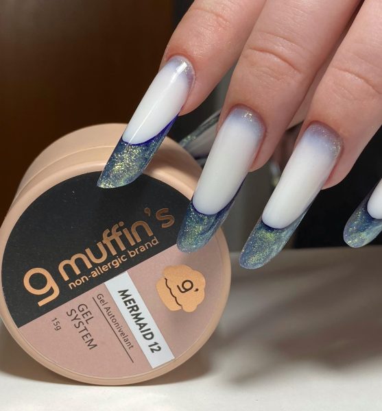 Lucrare de manichiură realizată în salon