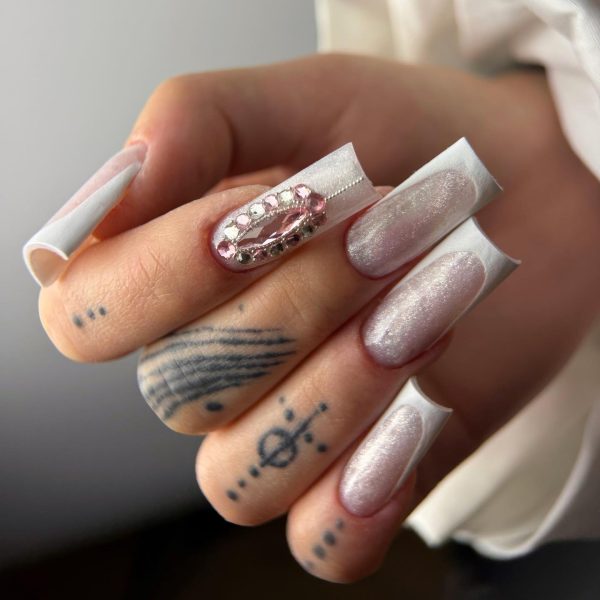 Lucrare de manichiură realizată în salon