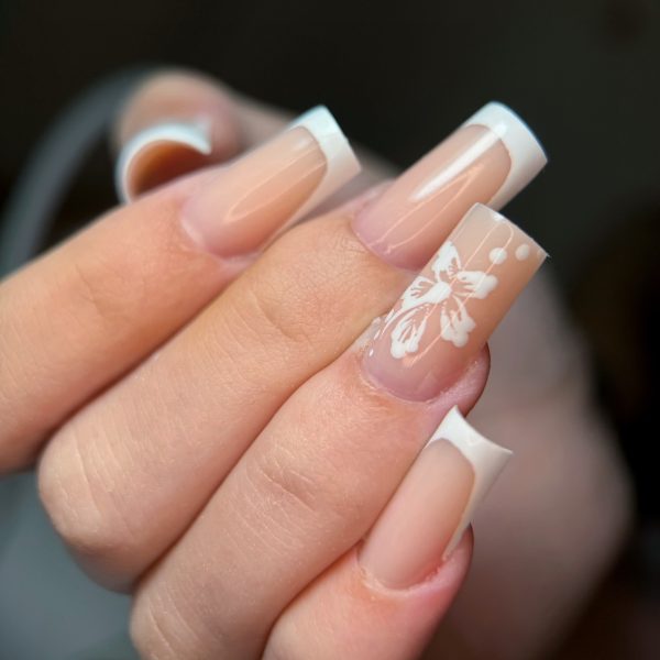 Lucrare de manichiură realizată în salon