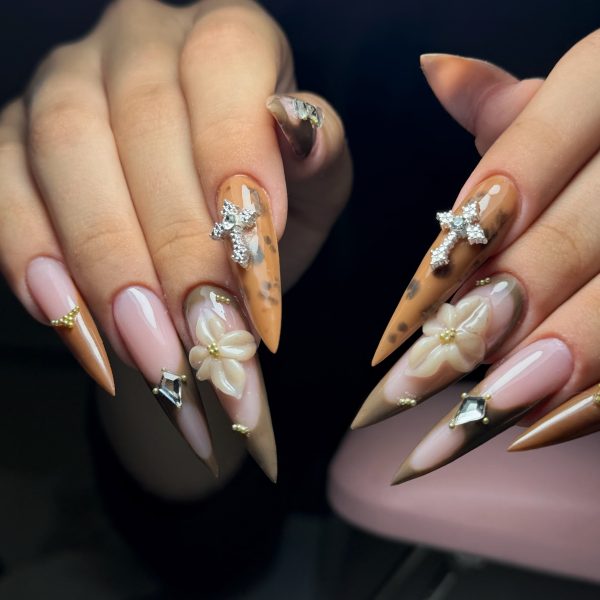 Lucrare de manichiură realizată în salon