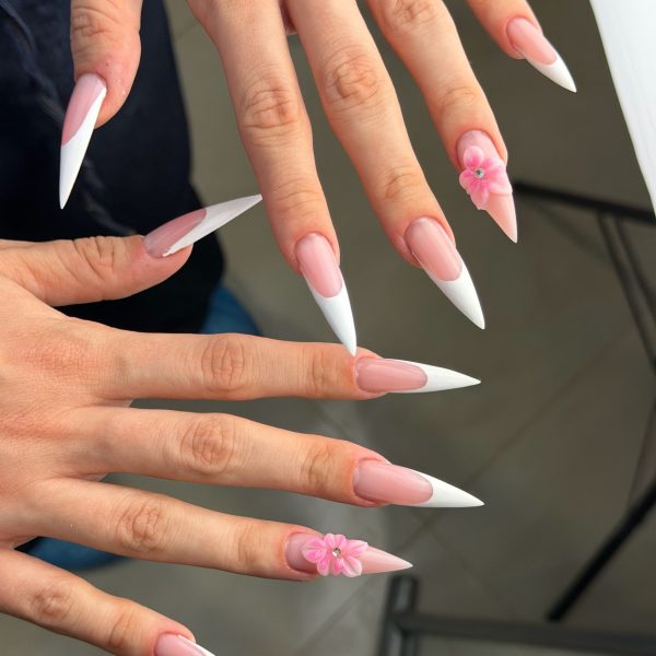 Lucrare de manichiură realizată în salon
